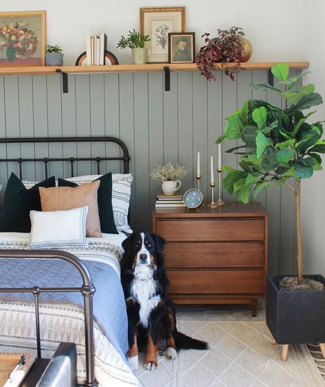 @daniesmodernfarmhouse shared a photo on Instagram: “Who loves vertical shiplap? Who thinks it looks like the brown paneling they grew up with? 😂 Either way, I’m smitten over the whole wall…” • Dec 2, 2020 at 12:43am UTC Brown Paneling, Shiplap Bedroom, Wall Behind Bed, Diy Headboard Ideas, Shelf Above Bed, Vertical Shiplap, Design Ložnic, One Pager, Headboard Ideas