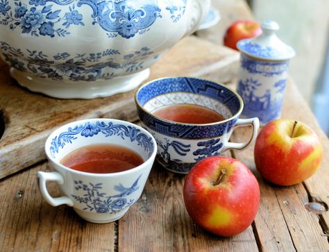 Twelfth Night, Apples and Wassailing: A Traditional English Wassail Recipe :http://www.lavenderandlovage.com/2015/01/twelfth-night-apples-and-wassailing-a-traditional-english-wassail-recipe.html Wassail Recipe, English Christmas, Mulled Cider, New Year's Food, Twelfth Night, Twelve Days Of Christmas, English Food, Traditional English, British Food