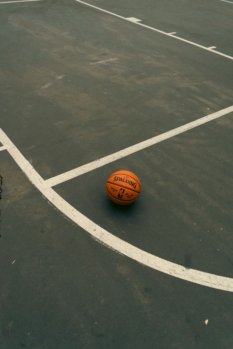 #basketball #photoshoot #aesthetic #nba #sports🏀 Old School Basketball Aesthetic, Basketball Film Photography, 80s Basketball Aesthetic, March Madness Aesthetic, Street Basketball Aesthetic, Basketball Coach Aesthetic, Retro Sports Aesthetic, Nba Game Aesthetic, Basketball Players Aesthetic