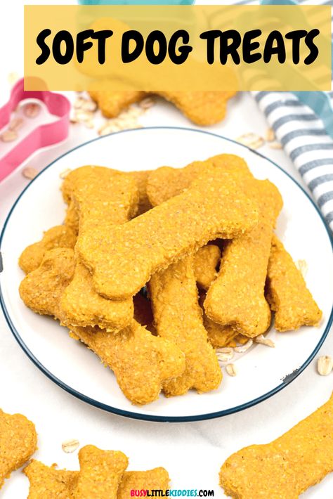 These Soft Dog Treats recipe is an easy 4-ingredients dog treat recipe packed with natural ingredients, and perfect for senior dogs or dogs. Plus, this dog treat recipe is easy to adapt to create a range of flavors for your loved one. Dog Snacks Recipes, Dog Treats Homemade Pumpkin, No Bake Dog Treats, Dog Cookie Recipes, Soft Dog Treats, Dog Treats Homemade Easy, Easy Dog Treat Recipes, Dog Treat Recipe, Dog Biscuits Homemade