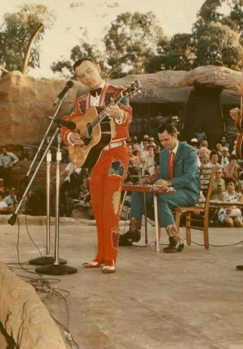 Hank Snow, Ernest Tubb, Old Country Music, Classic Rock Bands, Western Vibes, Country Pop, Country Music Singers, Country Music Stars, Old Music