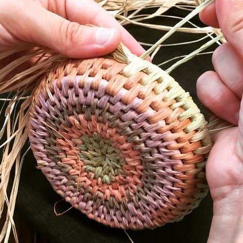 Basket Coiling, Diy Basket Weaving, Raffia Crafts, American Indian Crafts, Pin Weaving, Basket Weaving Diy, Basket Weaving Patterns, Inkle Weaving, Willow Weaving