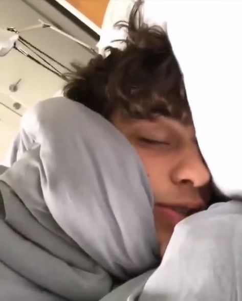 He is still cute when is sleeping!!! AWWWWWWWWWW like a puppy sleeping! Sleeping Guys, Puppy Sleeping, Peter Kavinsky, Peter K, Noah Centineo, Lara Jean, Urban Fantasy, A Puppy, Too Cute