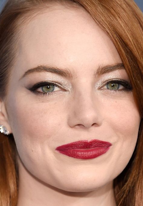 Emma Stone Eyes, Retro Eyeliner, Berry Red Lipstick, Emma Stone Makeup, Makeup Hooded Eyes, Makeup Looks Prom, Emma Stone Hair, Shimmer Shadow, 20 Makeup