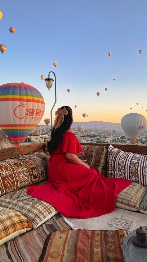 Turkey Air Baloons, Cappadocia Turkey Outfit Summer, Turkey Travel Istanbul Outfits, Hot Air Balloon Outfit Ideas, Couple Plane Aesthetic, Hot Air Balloon Outfit, Things To Do In Cappadocia, Turkey Pics, Travel Video Ideas