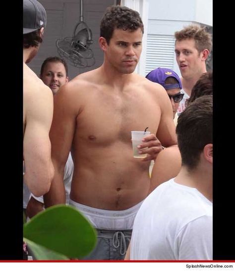 Kris Humphries -- Partying Shirtless in Miami Kris Humphries, Parties With Friends, Not Pregnant, Blake Griffin, Nice Men, Jax Teller, How I Wish, White Men, Baseball Players