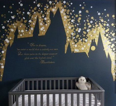 Harry Potter themed nursery wall art Harry Potter Baby Nursery, Baby Harry Potter, Uppfostra Barn, Stile Harry Potter, Harry Potter Nursery, Harry Potter Room Decor, Harry Potter Bedroom, Potters House, Nursery Mural