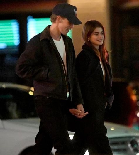 Austin And Kaia Gerber, Famous Boyfriend Aesthetic, Austin Butler Paparazzi, Celebrity Couples Aesthetic, Celebrity Couples Paparazzi, Austin Butler Kaia Gerber, Austin Butler And Kaia Gerber, Famous Lifestyle, Paparazzi Photos