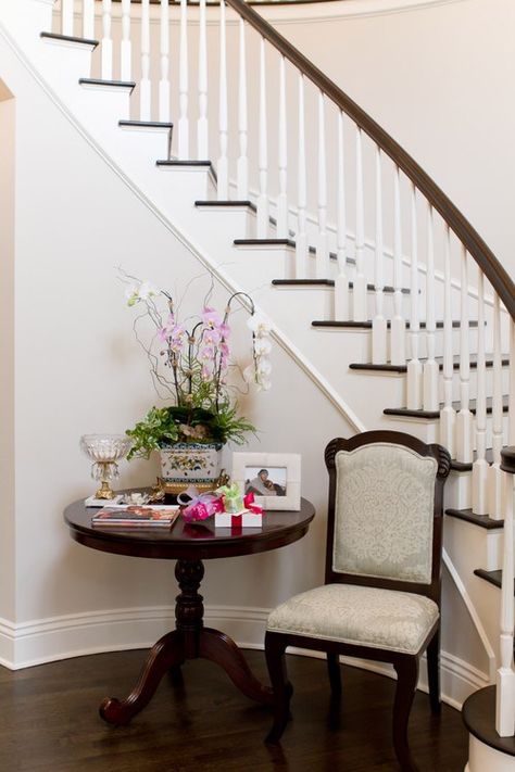 Benjamin Moore Elmira White, via #RoomLust Elmira White, Yellow Paint Colors, Traditional Staircase, Benjamin Moore Colors, Table Top Design, Living Room White, Bridal Brunch, Beige Walls, Paint Colors For Home