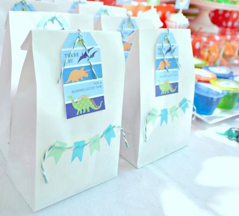 fun idea to dress up an ordinary goody bag Dinosaur Party Favors, Dino Birthday Party, Beach Party Decorations, Birthday Party Printables, Green Dinosaur, Party Deco, Dino Birthday, Dinosaur Gifts, The Good Dinosaur