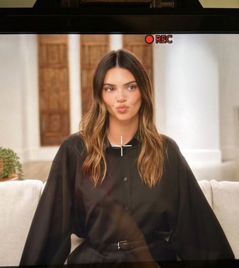 Kendall Jenner Hair Color, Brown Hair Trends, Kendall Jenner Hair, Stile Kendall Jenner, Hair Color Guide, Jenner Hair, Kendall Jenner Instagram, Brown Hair Looks, Brunette Hair With Highlights