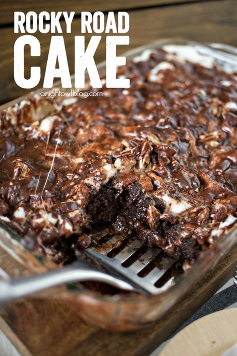 Rocky Road Cake - a delicious combination of chocolate, marshmallows and nuts in one delicious and easy to make dessert! Rocky Road Dessert Recipes, Rocky Road Cake Recipe, Rocky Road Cake Birthday, Oreo Rocky Road, How To Make Rocky Road, Marshmallow Rocky Road, Rocky Road Cake, Road Cake, Easy Rocky Road