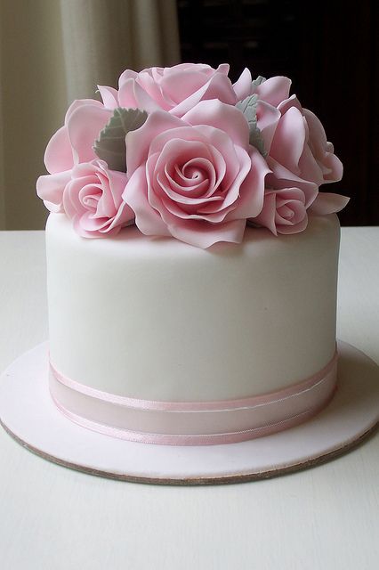 Pink roses | Flickr - Photo Sharing! Rose Cake Design, Fondant Rose, Simple Wedding Cake, Rose Cake, Floral Cake, Wedding Cake Designs, White Cake, Fancy Cakes, Cake Decorating Techniques