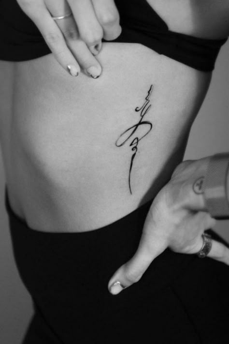 Stomach Tattoo Ideas Cute Tattoo Ideas Female, Tattoo Ideas Male Arm, Male Arm Tattoos, Tattoo Ideas Floral, Stomach Tattoos For Women, Perfect Stomach, Stomach Tattoo Ideas, Tattoos Behind The Ear, Tattoo Behind The Ear