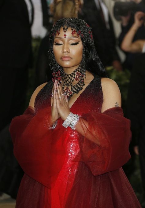 nicki minaj at the met gala 2018. Eminem Memes, New Nicki Minaj, Best Rapper Ever, Nicki Minaj Barbie, Nikki Minaj, Met Gala Outfits, Nicki Minaj Photos, Nicki Minaj Pictures, Lil Kim