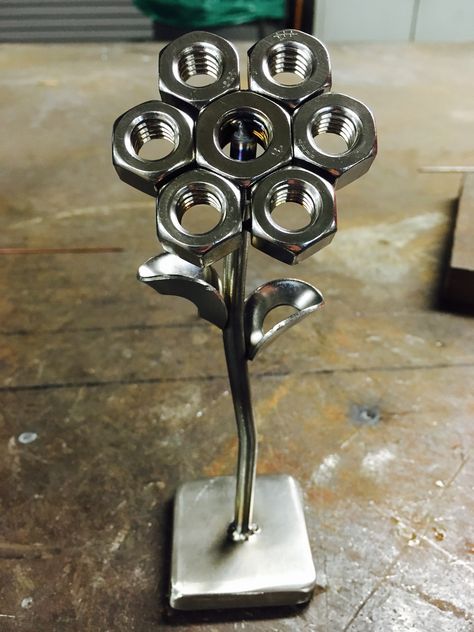 Metal Flower Nuts And Bolts, Flower Welding Art, Welded Metal Art Sculpture, Welding Metal Art, Welding Projects Flowers, Flower Welding Projects, Welded Flowers Metal Art, Welded Flowers, Welding Art Ideas