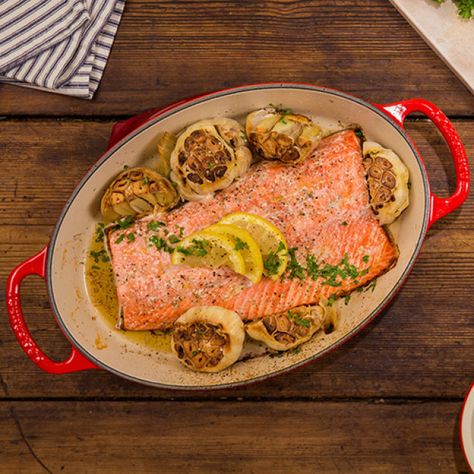 Garlic Butter Baked Salmon Le Creuset Dutch Oven Recipes, Roaster Recipes, Salmon Recipes Oven, Cocotte Recipe, Oven Salmon, Le Creuset Recipes, Oven Roasted Salmon, Baked Salmon Recipe, Work Recipes