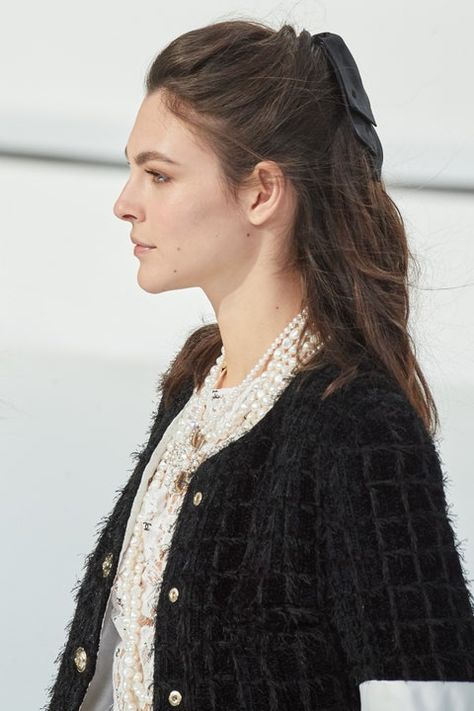 Chanel Hairstyle, Hairstyle French, 2020 Runway, Detail Photos, Have Inspiration, Business Hairstyles, Emily Ratajkowski, Half Up Half Down, Vogue Paris