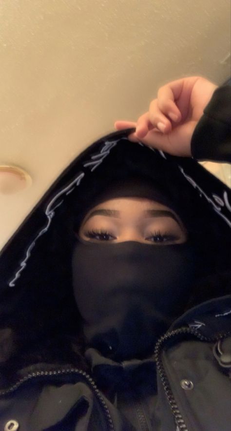 Mask Photoshoot, Foto Cewek Hijab Aesthetic, Thug Girl, Mask Aesthetic, Ski Girl, Cute White Guys, Mask Girl, Fancy Video, Ski Mask