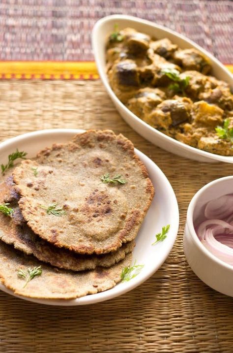 Bajra Roti | Bajre ki Roti (Pearl Millet Flatbread) Bajra Roti, Healthy Flatbread, Veg Recipes Of India, Indian Flat Bread, Millet Flour, Millet Recipes, Flat Breads, Roti Recipe, Naan Recipe