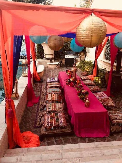 Arabian Table Setting, Middle Eastern Party Decorations, Moroccan Party Decorations Diy, Backyard Henna Party, Moroccan Birthday Party Ideas, Turkish Decoration Party, Arabic Party Decoration, Resort Birthday Party Ideas, Moraccon Theme Decor