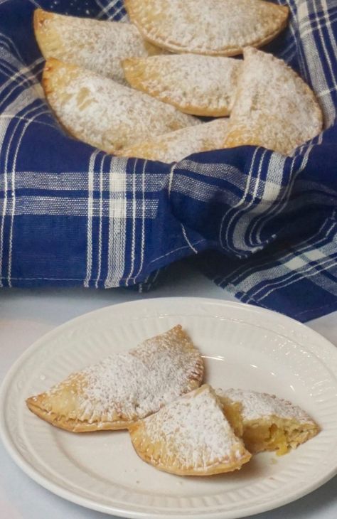 Pineapple Hand Pies, Pineapple Empanadas, Traditional Guatemalan Food, Guatemalan Desserts, Guatamalan Recipes, Fruit Hand Pies, Pocket Pies, Sweet Snacks Easy, Guatemalan Food