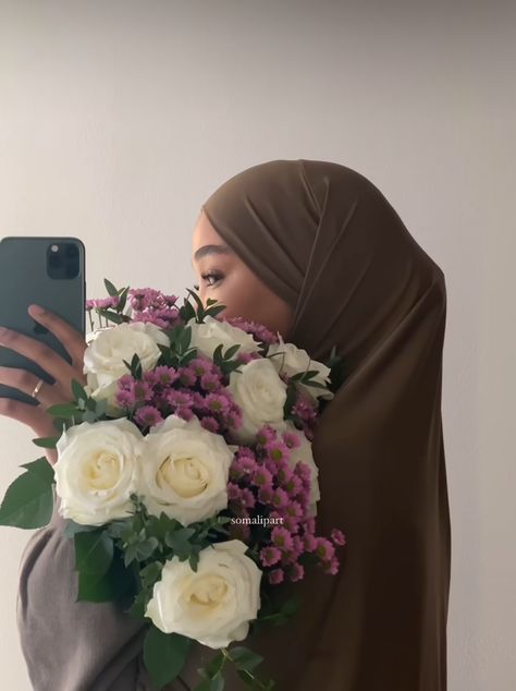 Hijab Faceless Aesthetic, Hijabi Instagram Profile Pic, Hijabi Aesthetic Faceless Pics, Hijabi Pics For Instagram, Hijabi With Flowers, Hijabi Girl With Flowers, Hijabi Profile Picture, Hijabi Instagram Photos, Hijabi Mirror Selfie