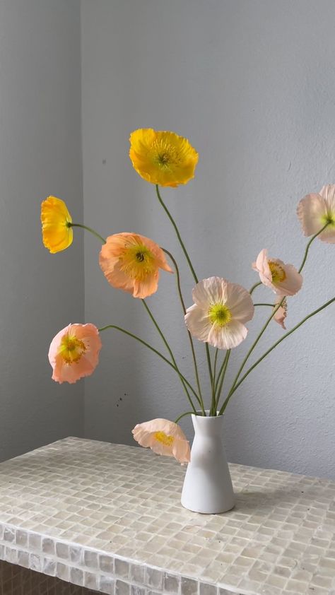 Poppy Flower Bouquet, Daisy Centerpieces, Poppy Bouquet, Small Flower Arrangements, Wedding Table Flowers, Wedding Flower Decorations, Minimal Decor, Mock Ups, Table Flowers