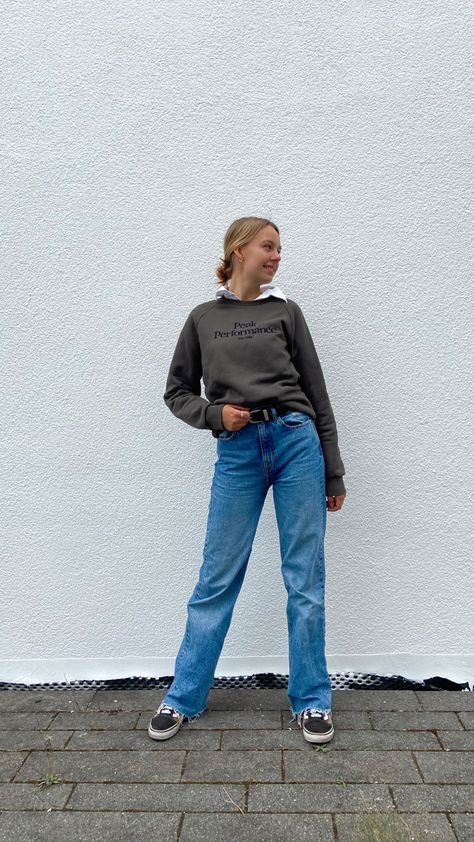 Vans And Straight Leg Jeans, Jeans And Vans, Vans Outfit, Outfits Fall, City Trip, Peak Performance, Flared Jeans, Sweater Blouse, Straight Jeans