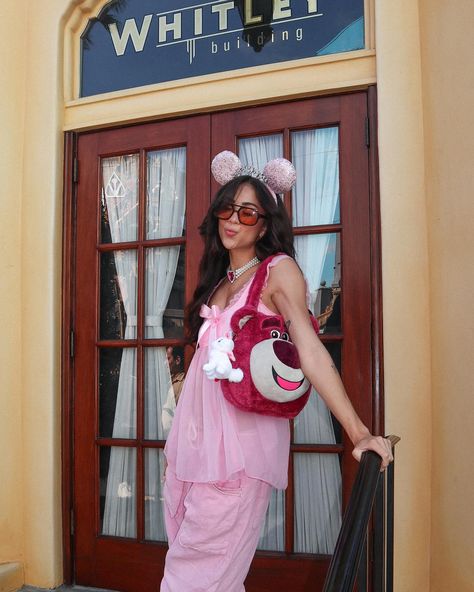 i love being a princess 🎀👑🌸🦢 #disneyland #disneyprincess #disneybound Birthday Disney Outfit, Pixar Outfits, Cruise Poses, Disneyworld 2024, Outfits For Disney, Disney Core, Disney Poses, Disney Eras, Disney Outfits Women