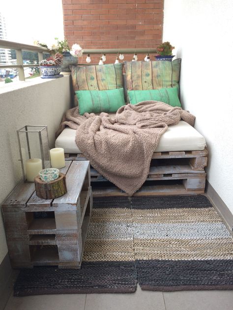 Apartment Porch Ideas, Small Apartment Balcony Ideas, Crystal Room Decor, Fancy Bedroom, Small Balcony Design, Balcony Furniture, Modern Tiny House, Small Balcony Decor, Floor Seating