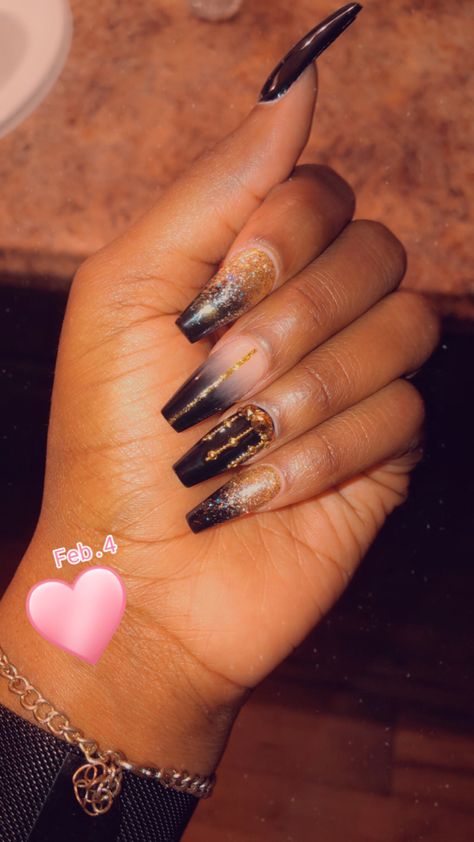 #coffinnails #blacknails #goldglitter Black And Gold Nails Acrylic, Gold Coffin Nails, Black And Gold Nails, Black Acrylic Nail Designs, Festive Nails, Gold Acrylic Nails, Black Coffin Nails, Black Acrylic Nails, Formal Nails