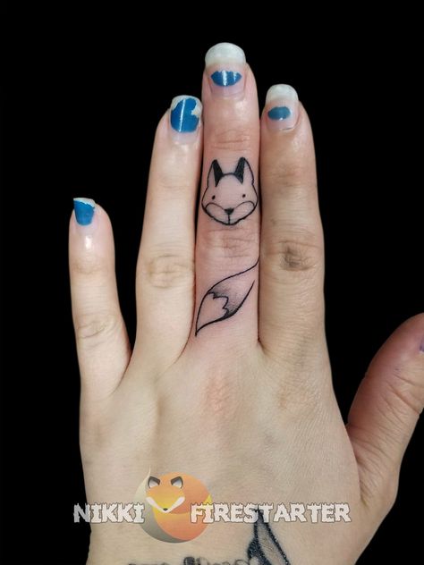 Fox Finger Fox Finger Tattoo, Line Fox Tattoo, Tattooed Lady, Tattoo Finger, Tattoo Thoughts, Knuckle Tattoos, Fox Tattoo, Finger Tattoo, Tattoo Portfolio