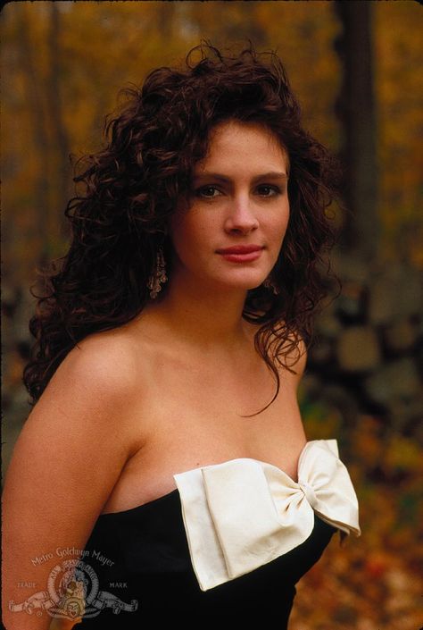 Julia Roberts in Mystic Pizza.....I wore this same dress to homecoming in 1988! Julia Roberts Mystic Pizza, Julia Roberts Hair, Robe Fuchsia, Mystic Pizza, Maggie Cheung, Julie Christie, Isabella Rossellini, Mia Farrow, Vivien Leigh