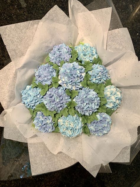 Hydrangea Cupcake Bouquet, Valentines Board, Hydrangea Cupcakes, Hydrangea Cake, Green Cupcakes, Floral Cupcakes, Cake Decorating Piping, Thai Dessert, Cupcake Bouquet