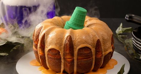 Halloween Pumpkin Bundt Cake Cake Mix Pumpkin Cake, Cake Mix Pumpkin, Pumpkin Bundt Cake Recipes, Halloween Party Desserts, Menu Halloween, Pumpkin Bundt, Halloween Cake Decorating, Table Halloween, Pumpkin Bundt Cake