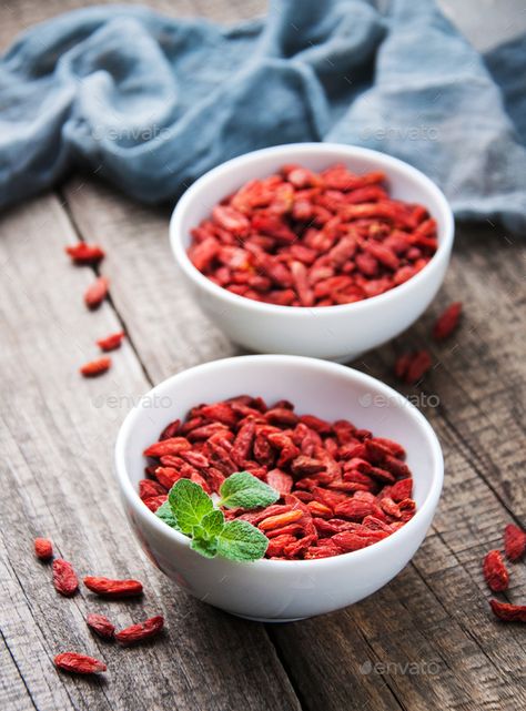 Goji Berries, Business Advertising, Design Simple, Advertising Design, Healthy Diet, Simple Designs, Berry, Vitamins, Herbs