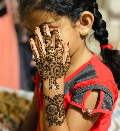 Mehndi Designs For Kids Princesses, Children Mehndi Design, Kids Mehendi Designs, Kids Mehendi Designs Hands, Baby Hand Mehndi Design, Kids Mehandi Designs Hands, Mehndi Designs Rose, Baby Mehendi, Back Hand Arabic Mehndi