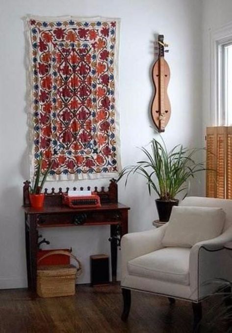 How to Turn a Rug Into a Wall Art Tapestry - family holiday.net/guide to family holidays on the internet Wall Tapestry Diy, Diy Tapestry, Fabric Wall Decor, Hanging Fabric, Tapestry Wall Art, Wall Rug, Fabric Wall Art, Indian Home Decor, Trendy Wall Art