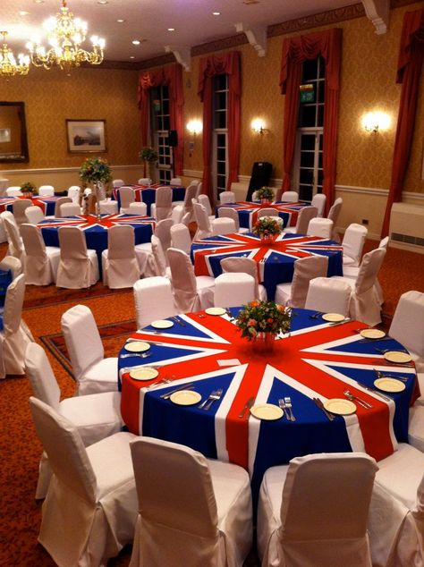 union jack flag style table cloths (blue table cloth with coloured sashes to create the crosses) floral arrangements in blues, reds and ivories British Themed Parties, Blue Table Cloth, Coronation Party, British Tea Party, Flag Table, British Party, British Values, Royal Tea Parties, Queens Jubilee