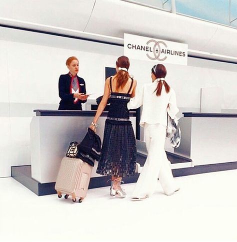 S/S 2016 Chanel checking in... Chanel Airport, Chanel Photoshoot, Beauty Video Ideas, Chanel Fashion Show, At The Airport, Chanel Fashion, Beauty Videos, Exhibition Design, Interior Decor