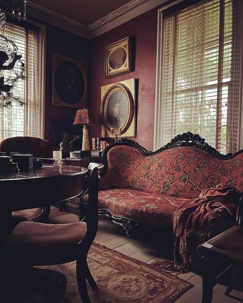 Victorian Parlor Sitting Rooms, Antique Couch Living Room, Moody Victorian Bedroom, Old Victorian Homes Interior, Gray Morning, Vintage Parlor, Victorian Couch, Victorian Style Furniture, Victorian Rooms