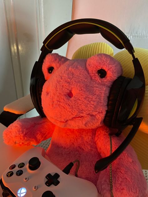 Jennie pink frog aesthetic gamer gaming Xbox headset build a bear controller Video Game Date, Gaming Couple, Cute Date Ideas, Jordan Shoes Retro, Shoes Retro, Playing Video Games, Teenage Dream, Cute Gif, Jordan Shoes