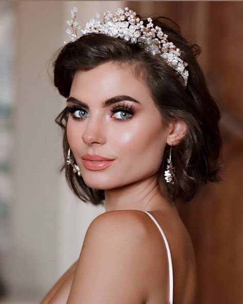 Finest Short Hairstyles Aesthetic Wedding Hairstyle Bob Hair, Short Wedding Hair With Pearls, Textured Bob Wedding Hair, Bridal Hairstyles For Short Hair With Veil, Loose Hair Wedding Hairstyles, Wedding Hair For Short Hair With Veil, Wedding Short Hair Headband, Wedding Tiara Short Hair, Short Wedding Hair With Crown