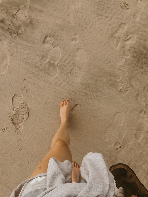 Easy Instagram Photos from the beach Easy Beach Photo Ideas, Movement Motivation, Beach Photo Ideas, Solo Date, 2024 Goals, Pic Poses, Spa Night, Beach Side, Beach Ideas