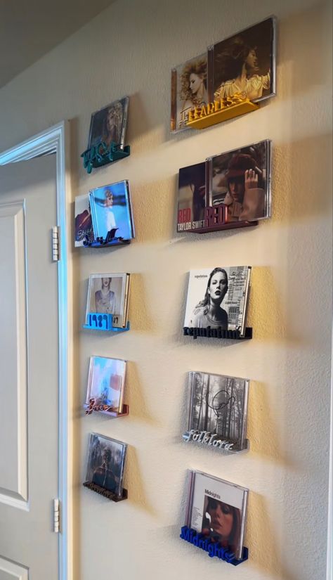 Record Room Ideas, Taylor Swift House, Taylor Swift Cd, Cd Shelves, Cd Wall, Vinyl Room, Record Shelf, Earthy Bedroom, Estilo Taylor Swift