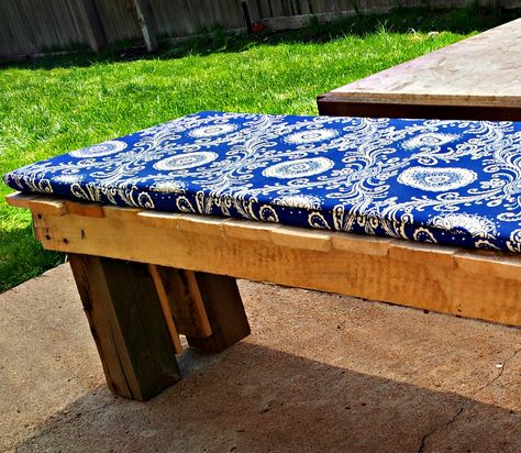 Sew Much Sunshine [to the square inch]: Tuesday Tutorial: Customized Outdoor Bench Cushions Picnic Bench Covers, Seat Cushions Diy, Diy Bench Cushion, Bench Cushions Outdoor, Diy Bench Seat, Outdoor Images, Diy Bank, Diy Cushion Covers, Bench Cushion Cover