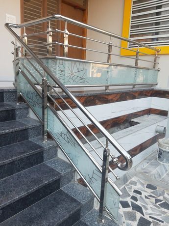 Balcony Glass Railing Design, Staircase Tiles, Stairs Railing Design, Staircase Glass Design, Glass Railing Design, Reling Design, Staircase Glass, Stainless Steel Stair Railing, Steel Stairs Design