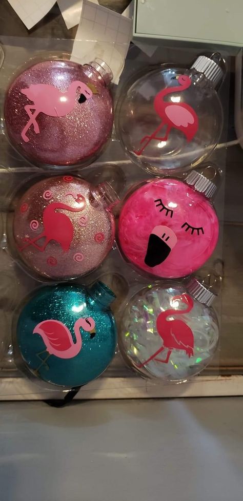 Flamingo Themed Christmas Tree, Pink Flamingo Ornament Diy, Diy Flamingo Christmas Ornament, Flamingo Tree Christmas, Flamingo Xmas Decorations, Pink Flamingo Christmas Decorations, Christmas Flamingo Decorations, Cricut Flamingo Projects, Diy Flamingo Ornament