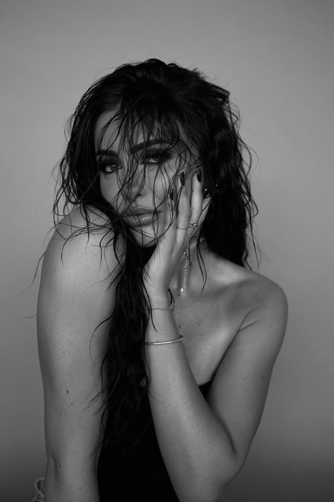 Wet Hair Poses, Wet Hair Look Photoshoot, Wet Hair Editorial, Wet Look Photoshoot, Wet Hair Photoshoot, Wet Photoshoot, Girly Photoshoot, Gf Ideas, Hair Photoshoot